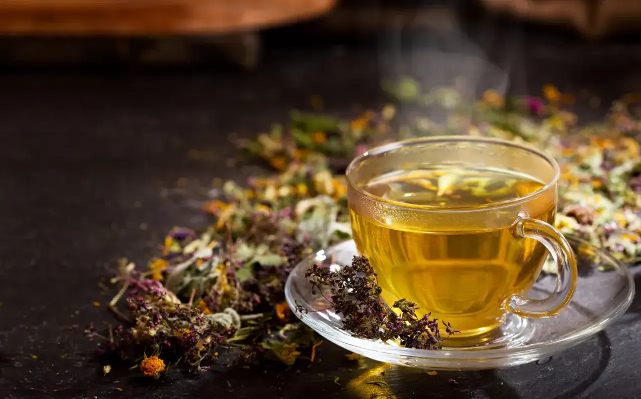 Une tasse de th&eacute; fumante, entour&eacute;e de fleurs s&eacute;ch&eacute;es, &eacute;voque les vertus apaisantes de la nature.