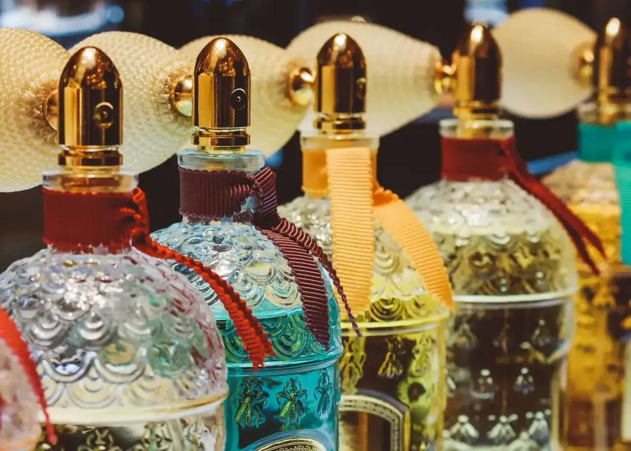 elegante Parfumflakons Extrait de Parfum und Eau de Parfum nebeneinander auf edlem Untergrund