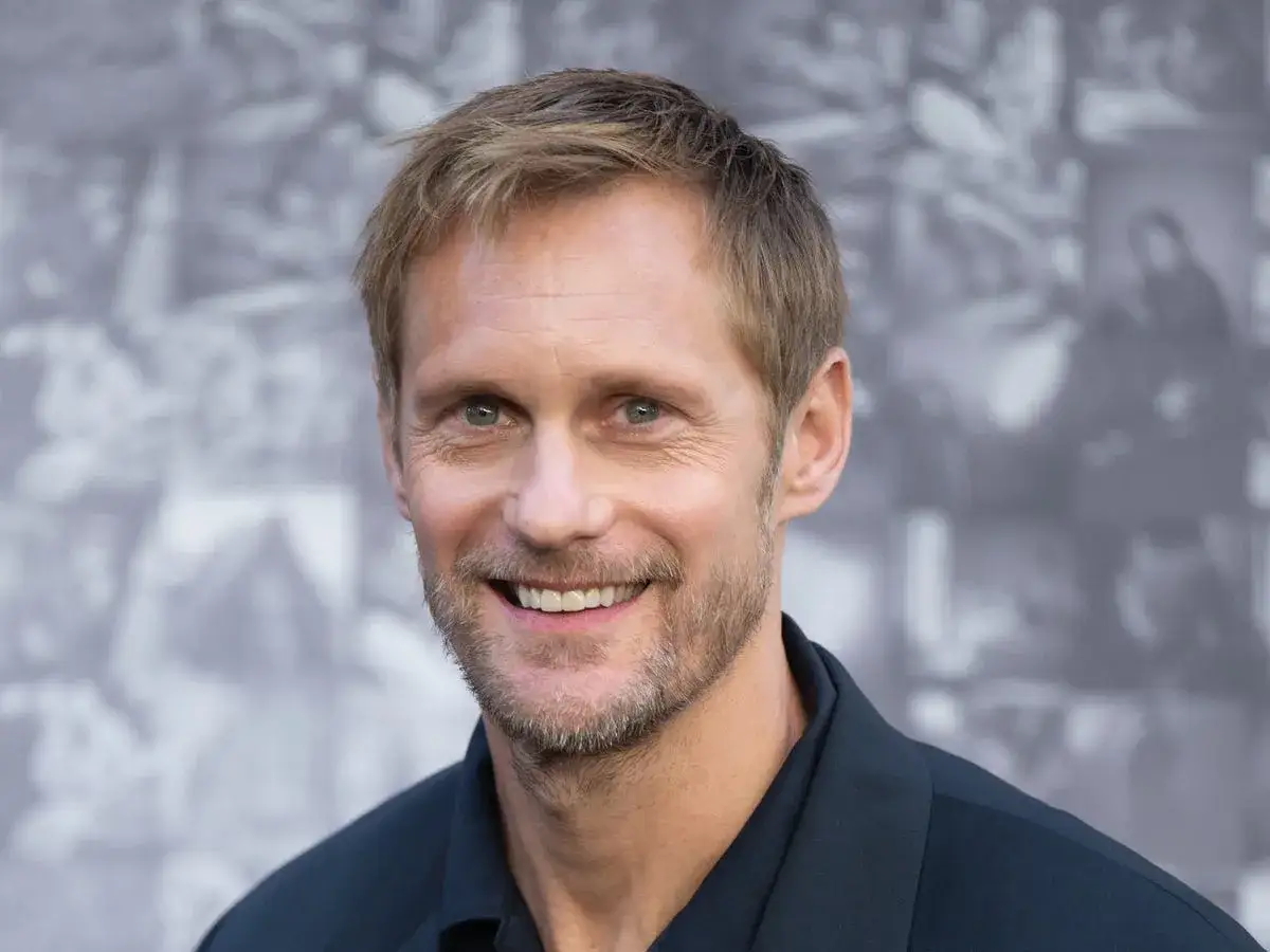 Alexander Skarsgård, en framgångsrik svensk skådespelare i Hollywood, ler mot kameran.