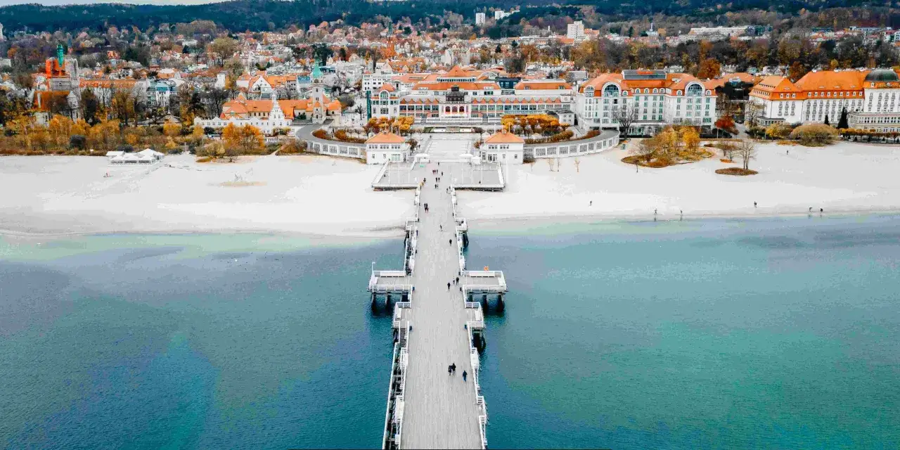 Molo w Sopocie, plaża i miasto. Idealne miejsce na rodzinne atrakcje dla dzieci Sopot.