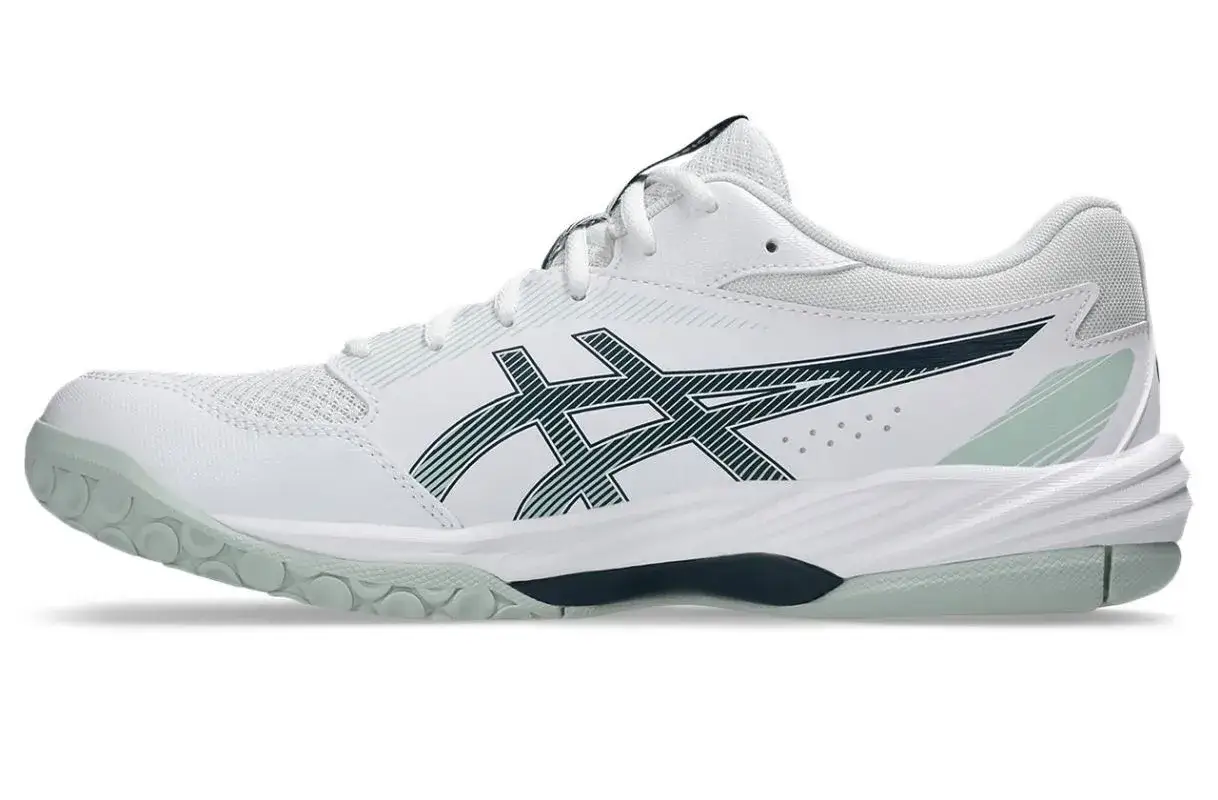 Białe buty sportowe z granatowym logo Asics, idealne jako buty do squasha. Lekkie i przewiewne, zapewniające stabilność na korcie.