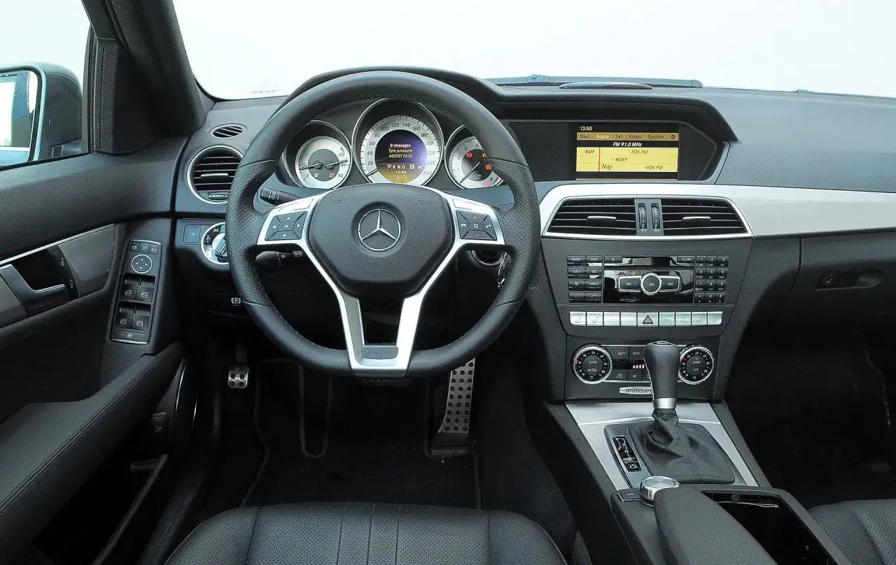 Mercedes W204 wnętrze kokpit przed i po liftingu