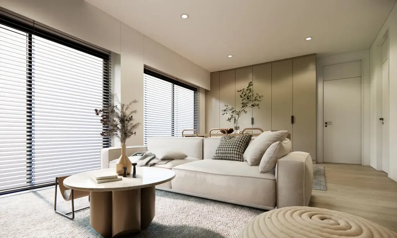 Nowoczesny salon z dużymi oknami bez firanek, jasna sofa, okrągły stolik kawowy. Okna bez firanek inspiracje.