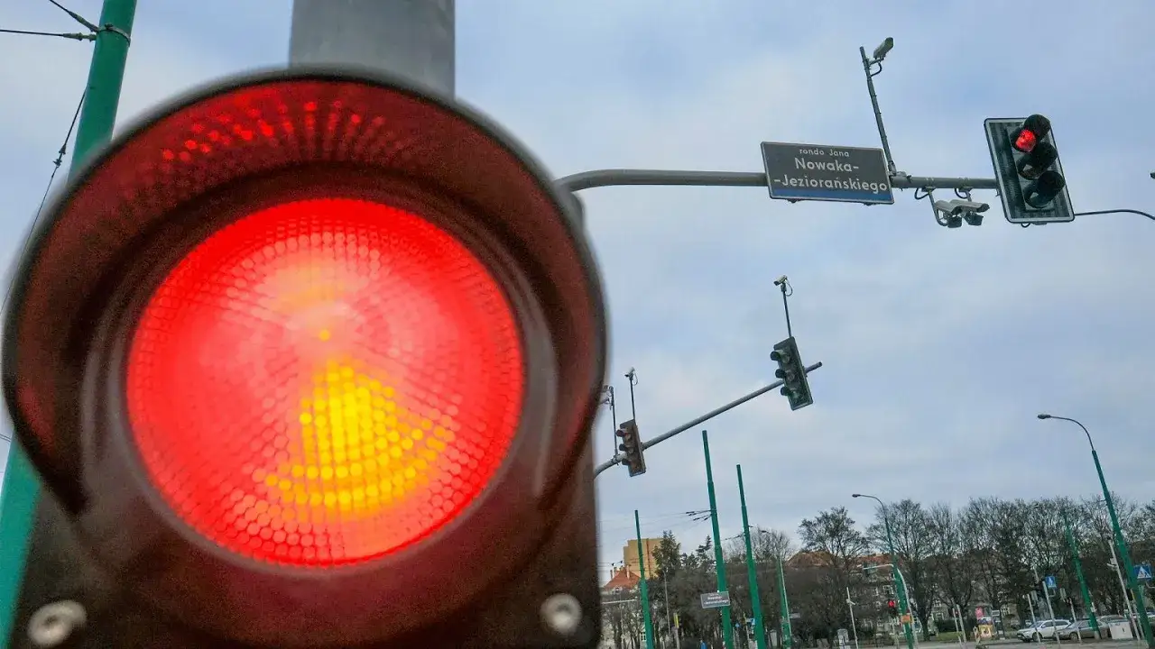 Czerwone światło na rondzie Jana Nowaka-Jeziorańskiego. Przejazd na czerwonym świetle jaki mandat? Kamery monitorują skrzyżowanie.