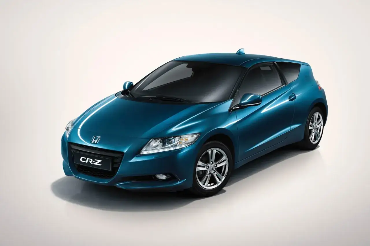 Błękitny Honda CR-Z z błyszczącym lakierem, prezentujący sportowy design i nowoczesne linie.