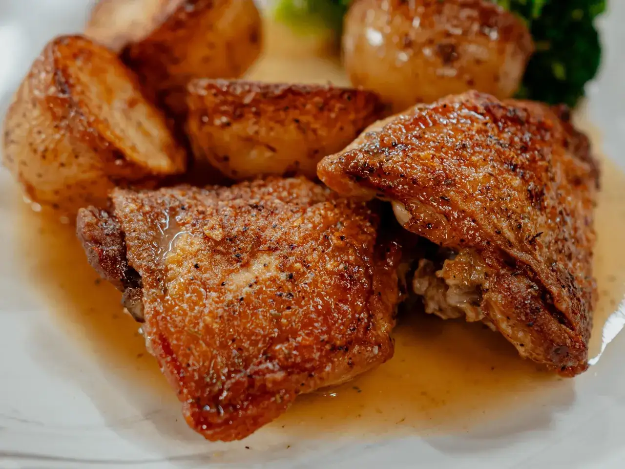 Hauts de cuisse de poulet rôtis, dorés et juteux, accompagnés de pommes de terre croustillantes. Le temps de cuisson parfait pour un délice au four.
