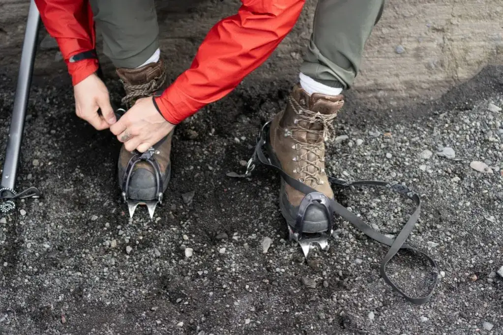 buty trekkingowe zimowe i raki koszykowe półautomatyczne
