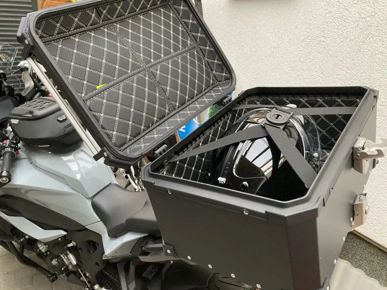 Maleta de moto lista para llevar un casco. El interior acolchado y el diseño robusto protegen tu equipo.