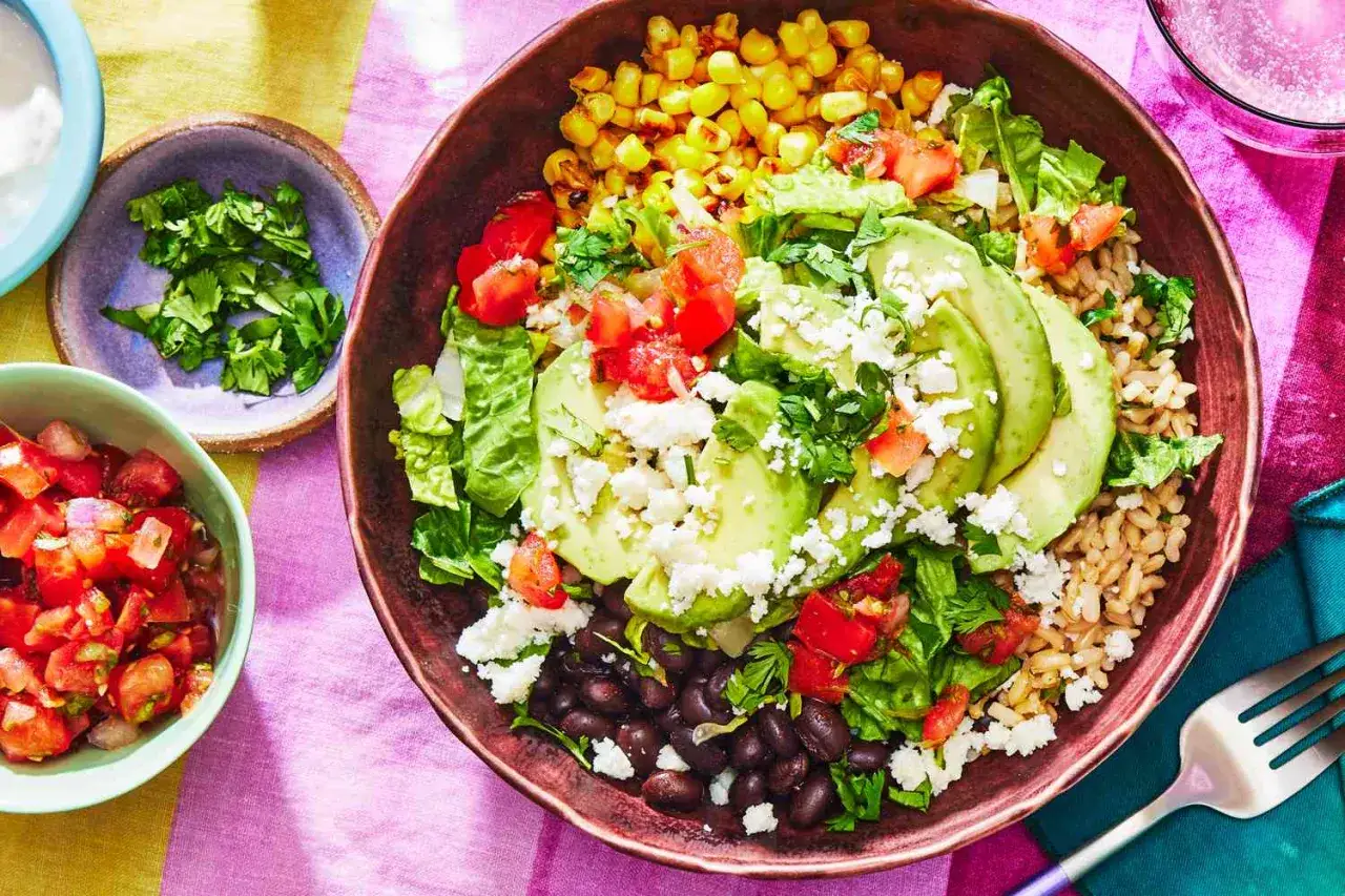 Bunter Salat mit Avocado, Mais, schwarzen Bohnen und Feta. Perfekt, um deinen eigenen gesunden **bowl selber machen** zu k&ouml;nnen.