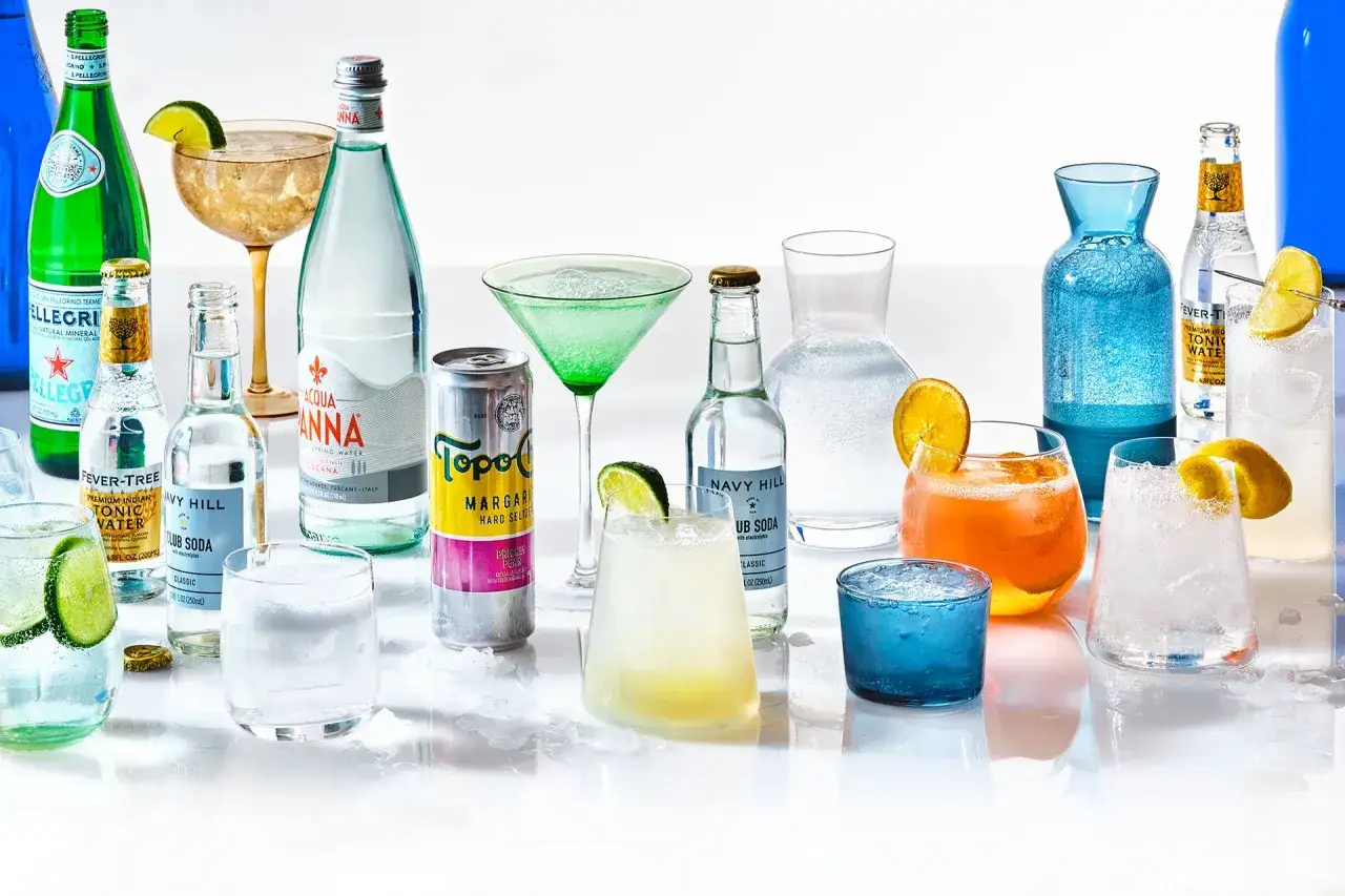 Vielfalt an Getr&auml;nken: Mineralwasser, Sodawasser und Cocktails. Der Unterschied zwischen Sodawasser und Mineralwasser wird hier visuell dargestellt.