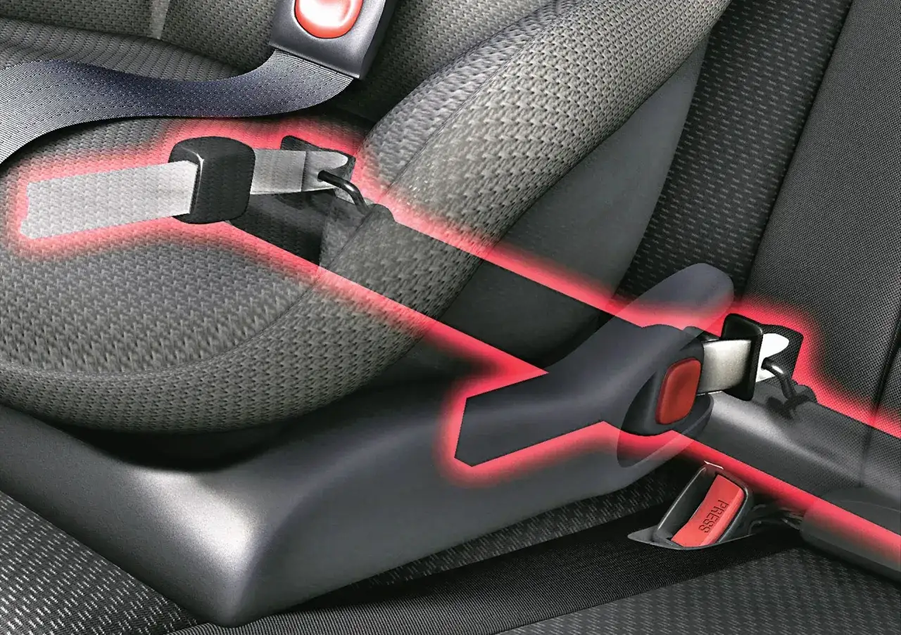 Widok na pasy bezpieczeństwa w samochodzie. Czerwone linie podkreślają, jak wygląda isofix, czyli system mocowania fotelika.