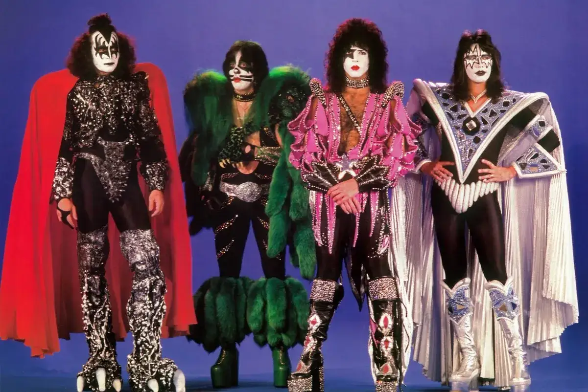 Les membres du groupe KISS posent, prêts à enflammer la scène avec leurs costumes extravagants et leur maquillage iconique.