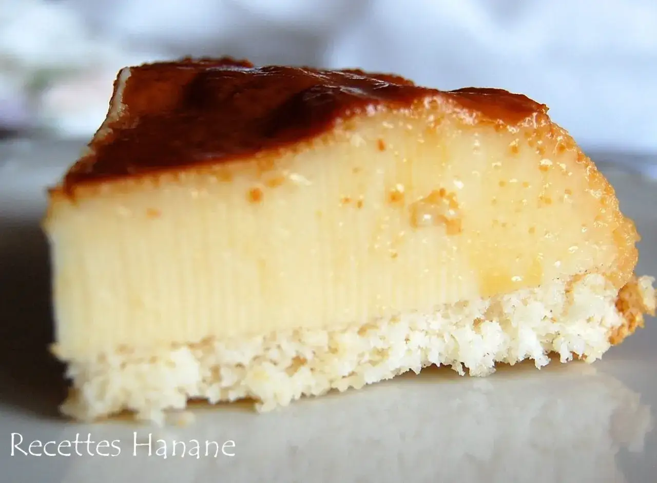 Tranche de flan onctueux avec un caramel doré, parfait pour une recette flan lait concentré Nestlé.
