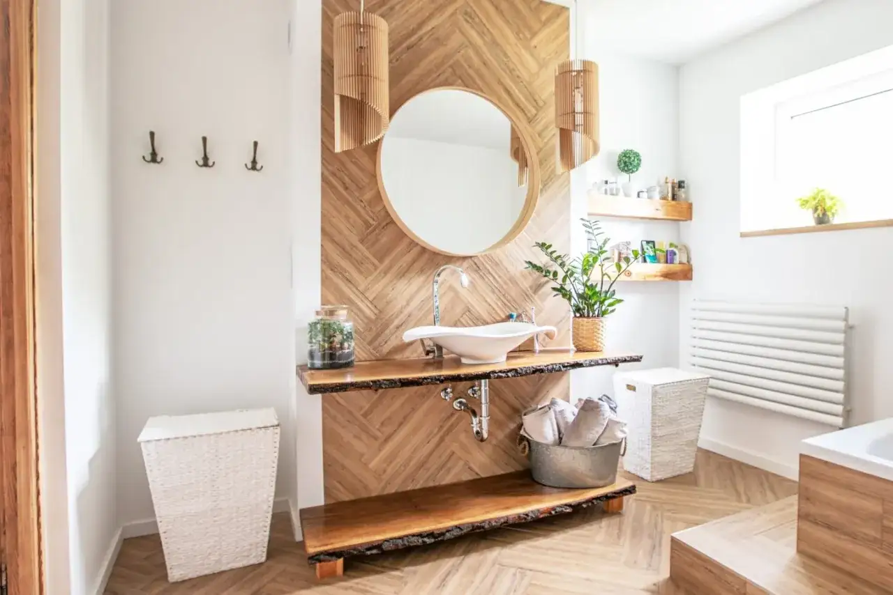 Rustikales Badezimmer mit Waschbecken auf Baumscheiben-Konsole. Die Wandverkleidung aus Holz und die Lampen sind tolle Ideen für Holz.