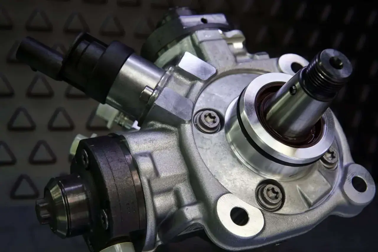 Metalowa pompa wtryskowa Common Rail. Jej uszkodzenie może objawiać się problemami z pracą silnika.