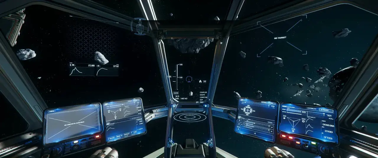 Kokpit statku kosmicznego w grze Star Citizen, widok z perspektywy pierwszej osoby. W tle asteroidy i przestrzeń kosmiczna. Gra dostępna na PC, nie na Xbox.