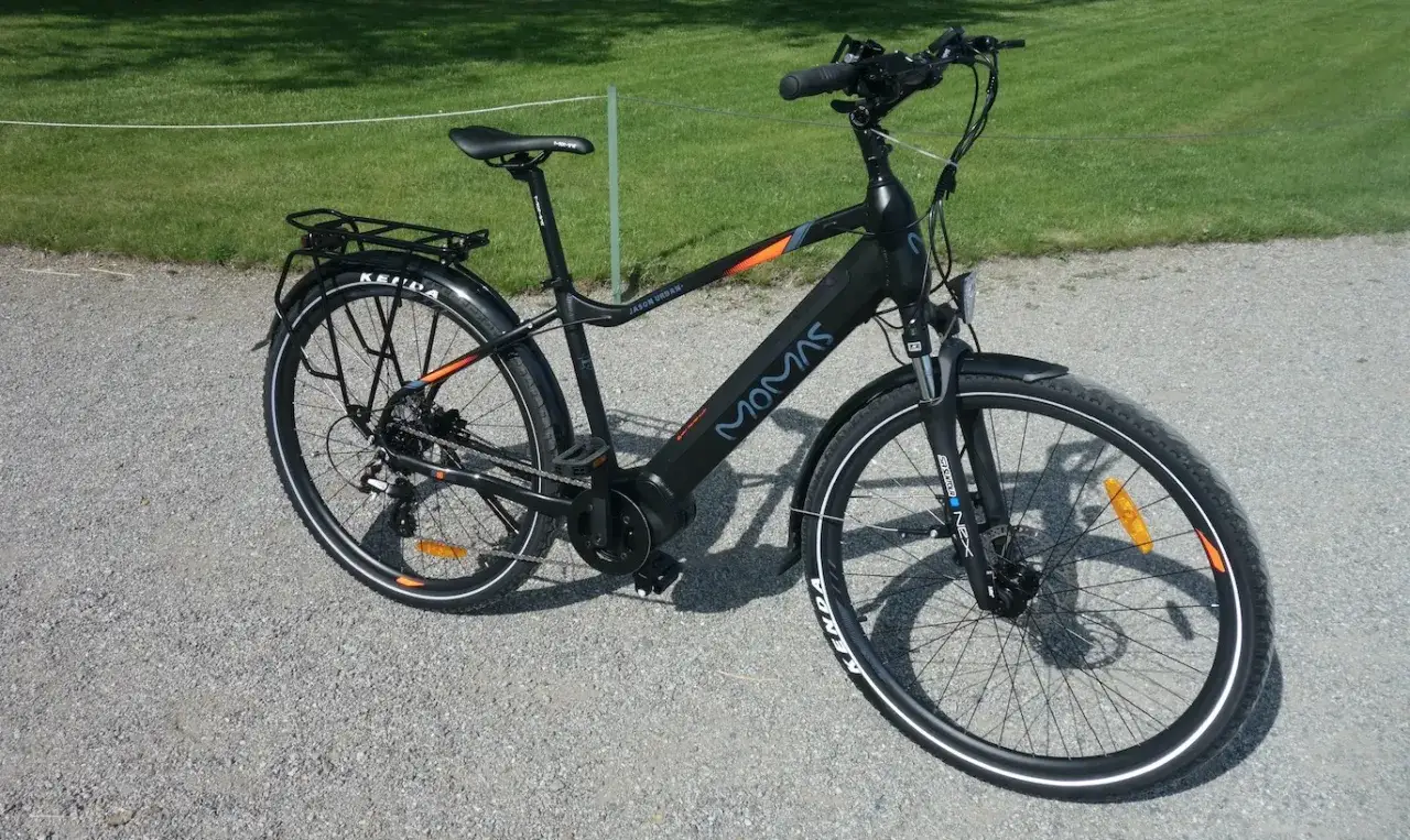 Svart elcykel, modell MOMAS JASON URBAN, redo för ett momas elcykel test. Ställning bak, skärmar och dämpad framgaffel.