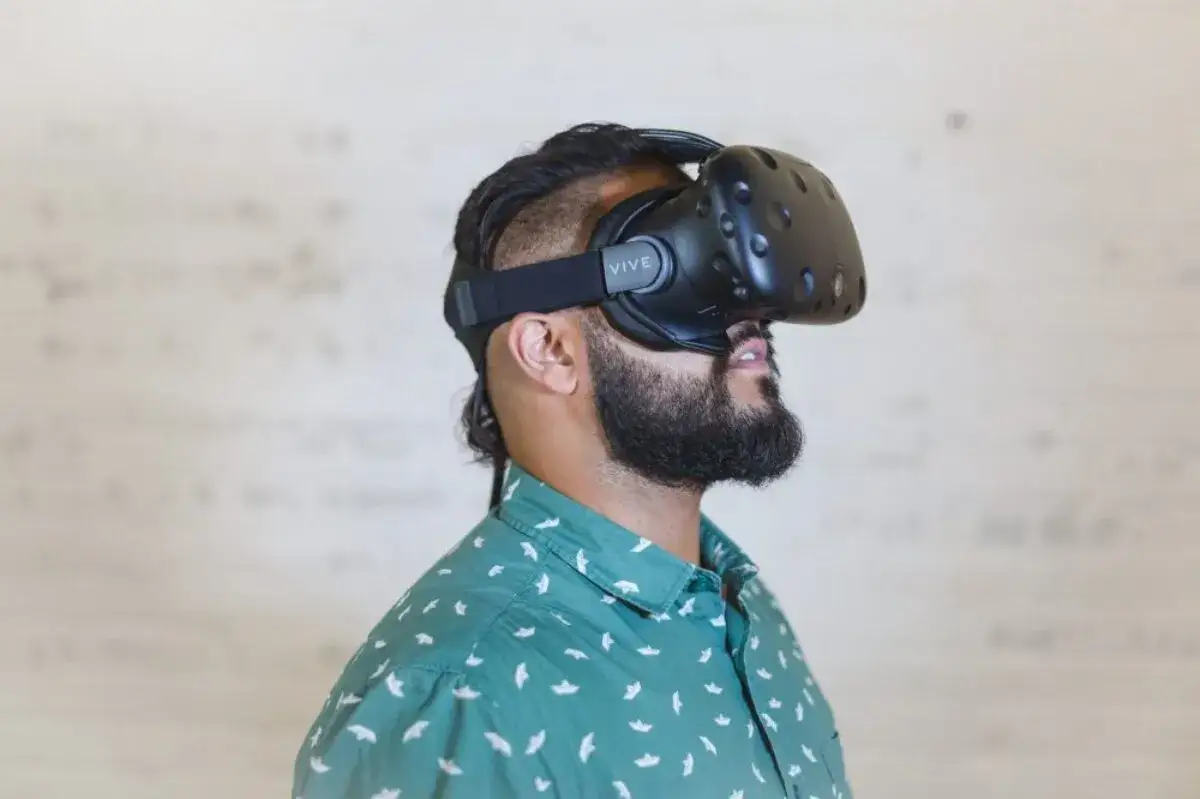 Gogle VR na twarzy osoby, zbliżenie na oczy