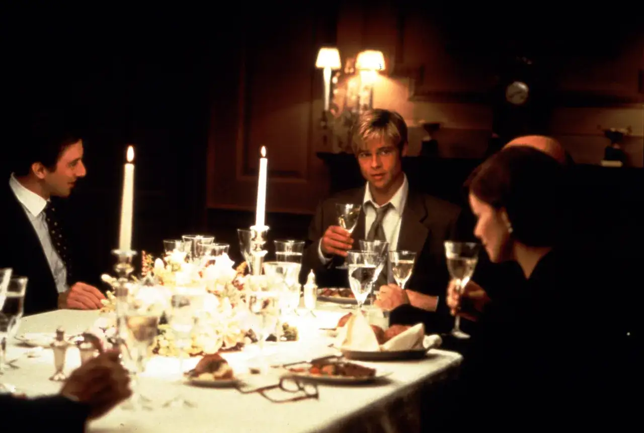 Brad Pitt jako Joe Black na kolacji z obsadą.