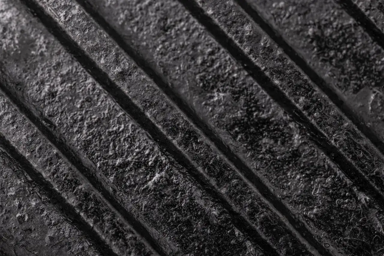Texture dettagliata di pneumatici morbidi con scanalature profonde, che suggeriscono aderenza e comfort su strada.