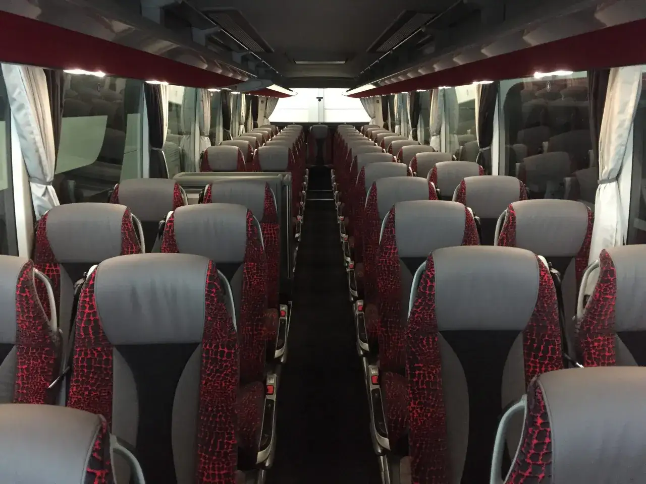 Tomma s&auml;ten i en buss, redo f&ouml;r resan till Hemsedal.