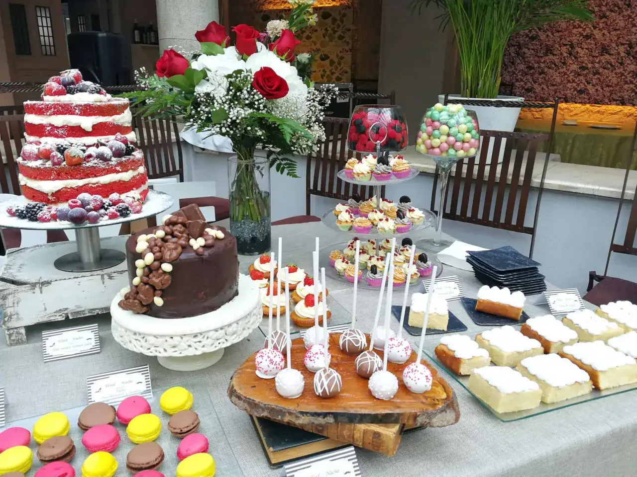 Mesa dulce con un pastel de xuxes, cupcakes, cakepops, macarons y tartas. ¡Un festín para la vista y el paladar!