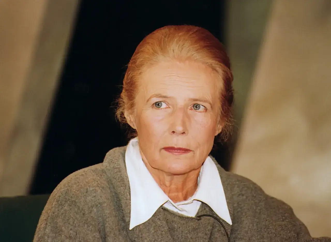 Agnieszka Osiecka, autorka wielu niezapomnianych utworów, zamyślona, z charakterystycznym spojrzeniem.