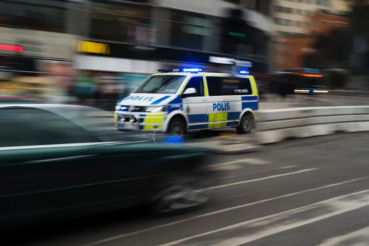 En polisbil med bl&aring;ljus k&ouml;r snabbt genom staden. Larmet g&aring;r, polisen &auml;r p&aring; v&auml;g.