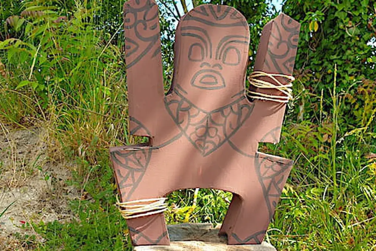 Mod&egrave;le de totem &agrave; fabriquer, orn&eacute; de motifs tribaux et de cordes. Il est pos&eacute; dans un d&eacute;cor naturel verdoyant.