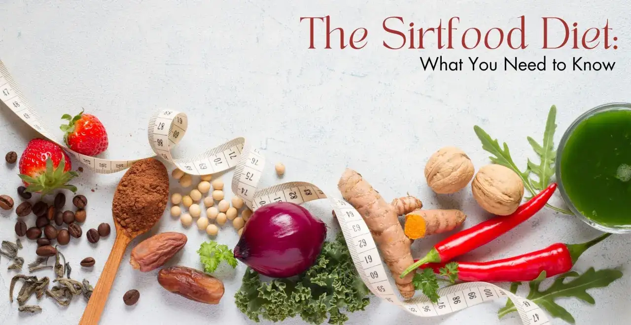 Ingredienti per la dieta sirt: fragole, cacao, datteri, cipolla rossa, curcuma, peperoncino, noci, t&egrave; verde e succo verde.