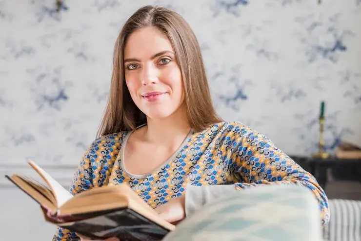kobieta medytująca lub czytająca książkę, skupiona na sobie