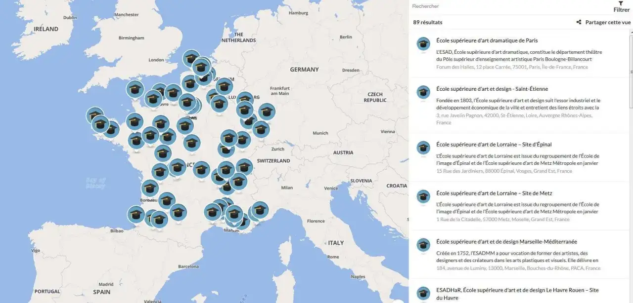 Carte de France et d'Europe avec des icônes de diplômes marquant les écoles d'art.