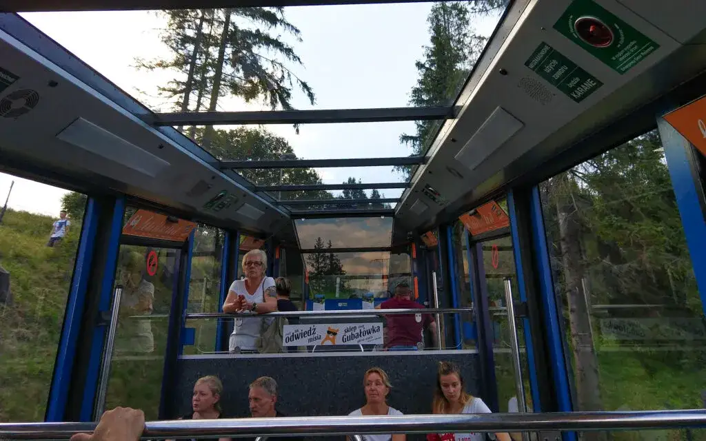 Wagonik kolejki na Gubał&oacute;wkę widok z wnętrza