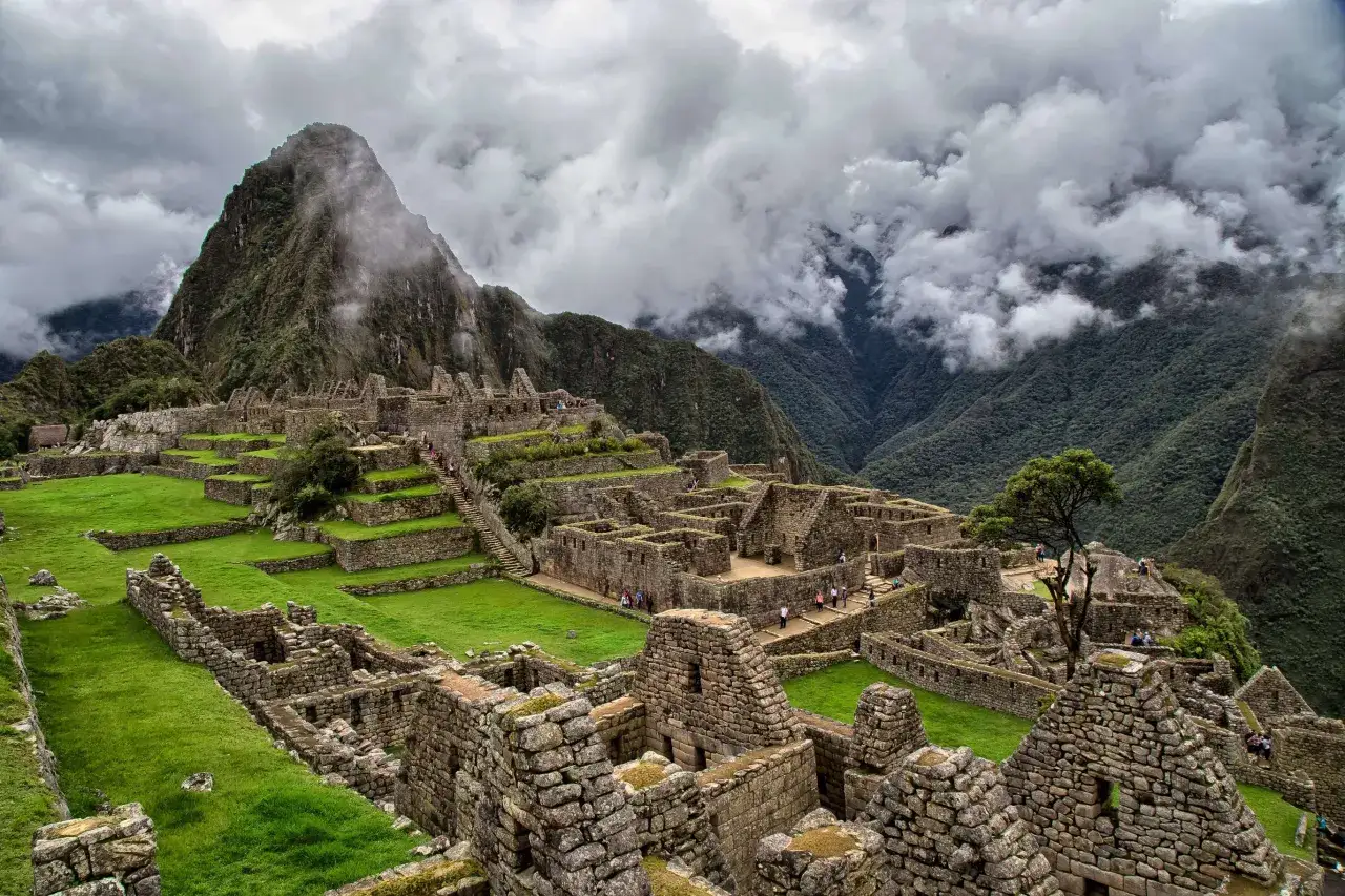 Machu Picchu, otoczone mgłą i górami, to najpiękniejsze miejsce na ziemi. Ruiny Inków na zielonych tarasach.