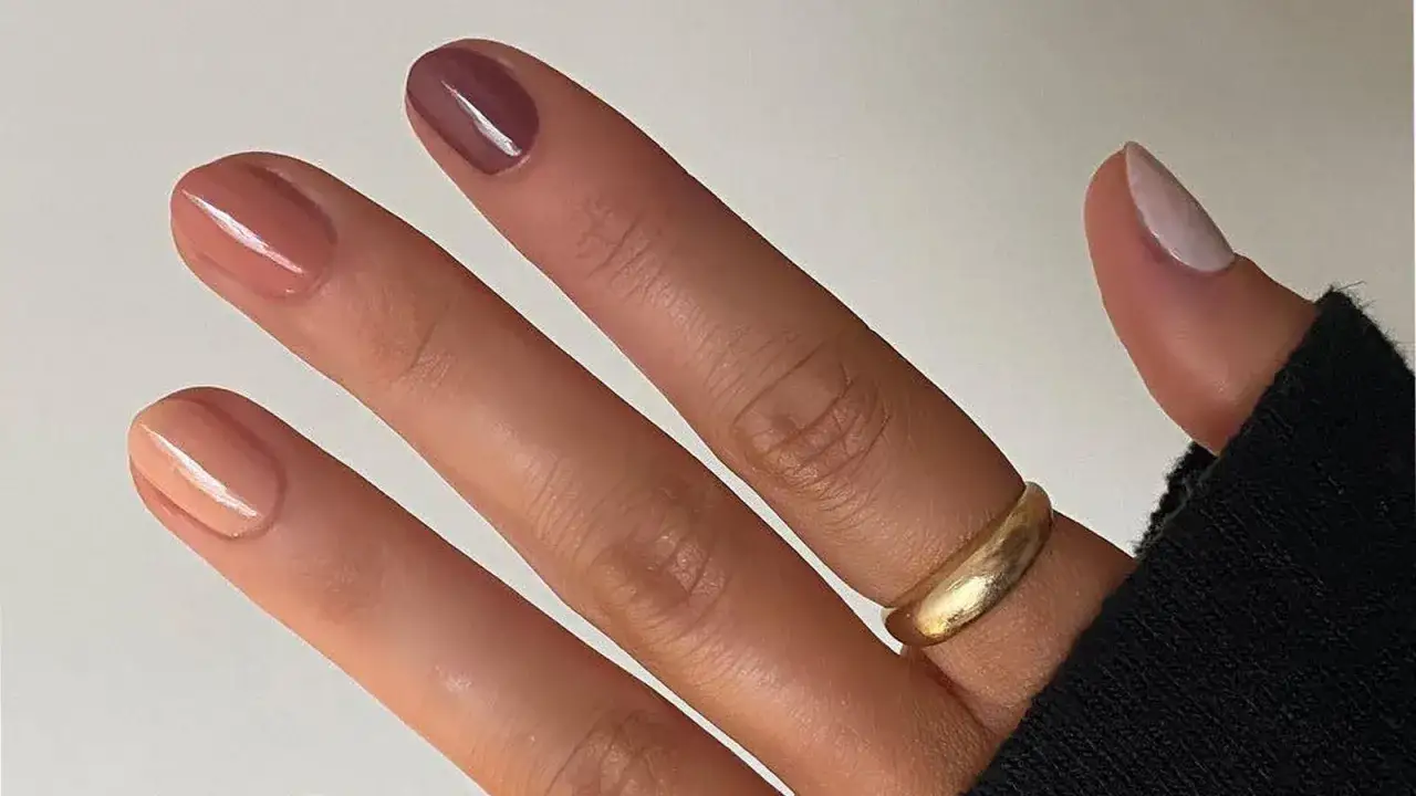 Kurze naturn&auml;gel mit nude nagellack und squoval form