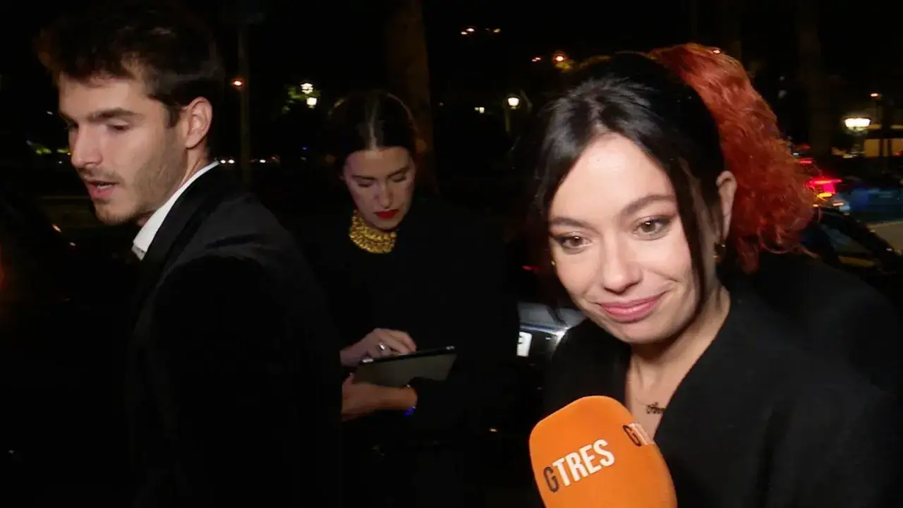 Anna Castillo sonr&iacute;e a la c&aacute;mara mientras su pareja y otra mujer observan un tablet.