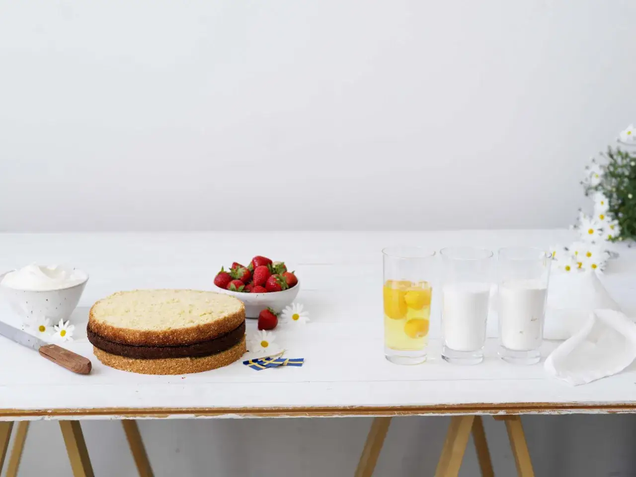Förberedelser för en tårtbotten camilla hamid: lager av tårtbotten, grädde, jordgubbar, ägg, mjölk och mjöl.