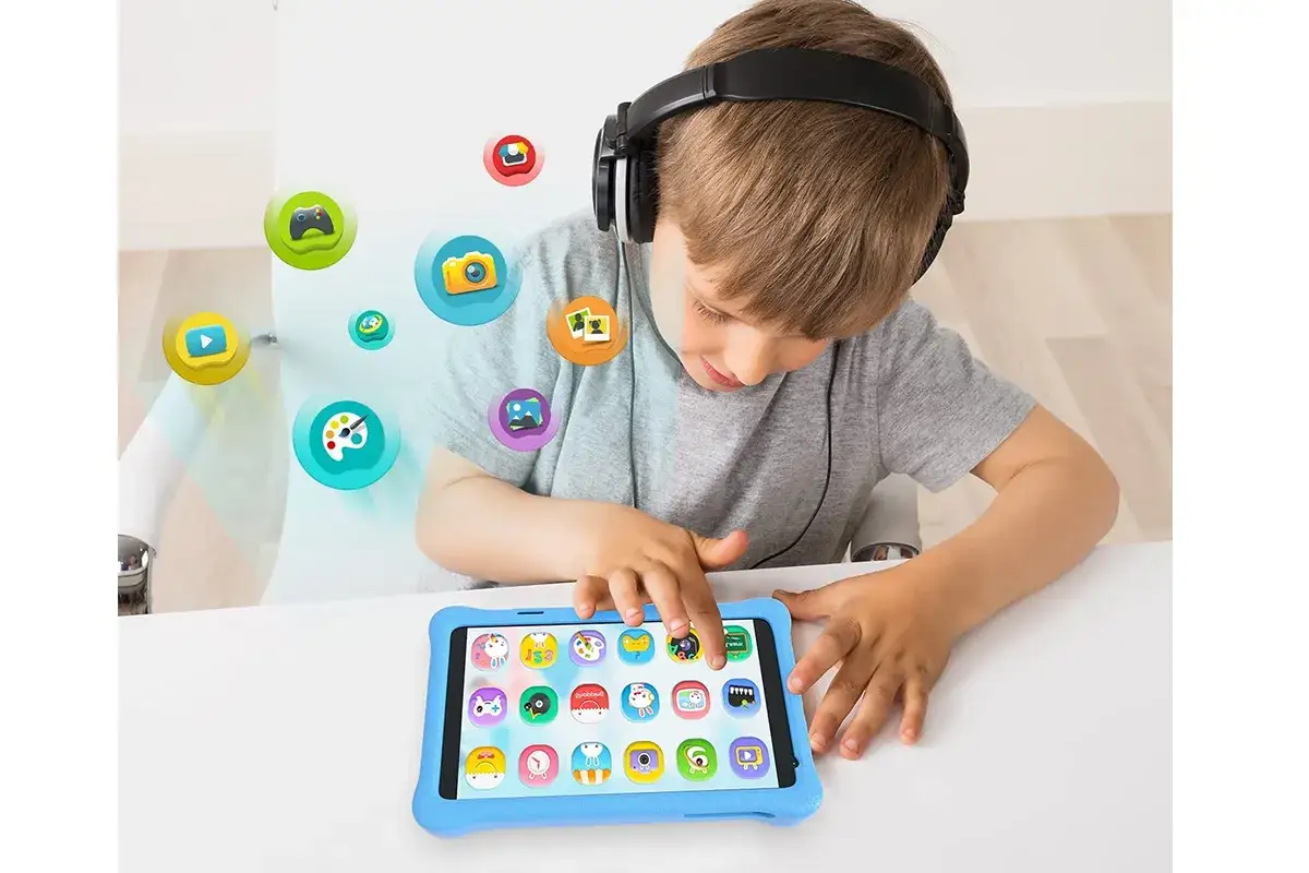Bambino con cuffie gioca con app giochi per bambini 5 anni gratis su tablet.