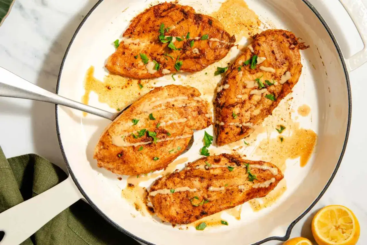 Saftiga kycklingfil&eacute;er med en kr&auml;mig s&aring;s, perfekt f&ouml;r en snabb middag. Smaken av tarator djej lyfter r&auml;tten.