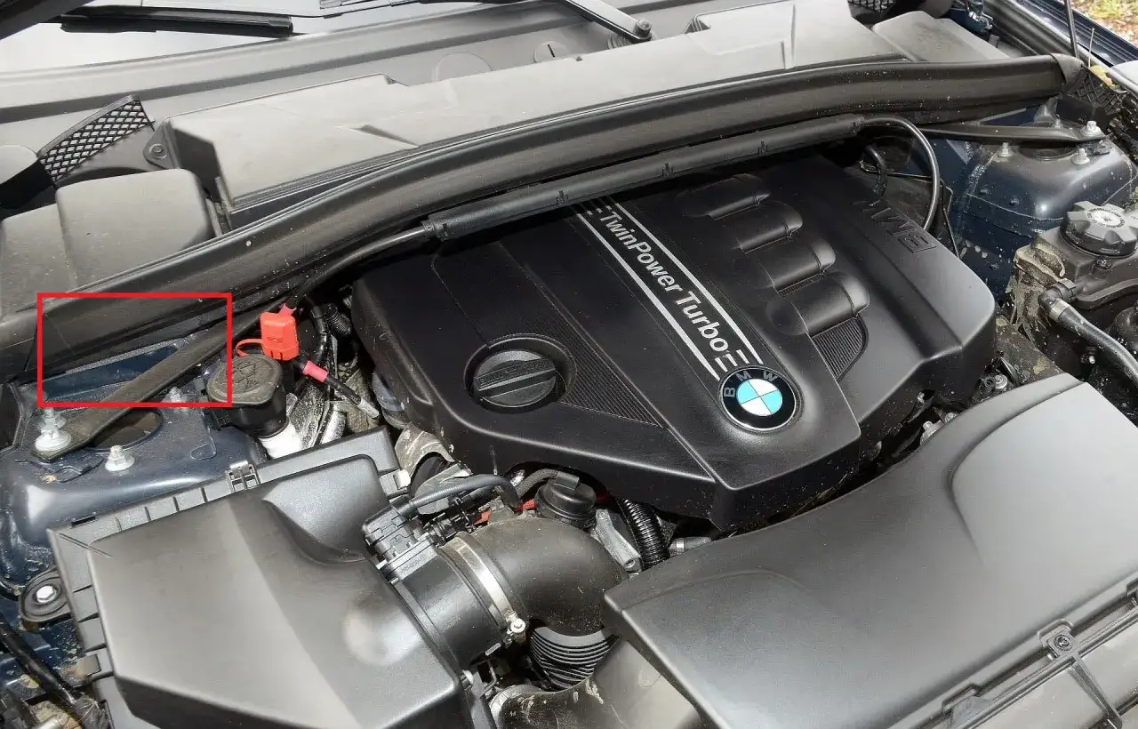 Silnik TwinPower Turbo w BMW X1 E84. Widoczny element osłony w lewym górnym rogu.