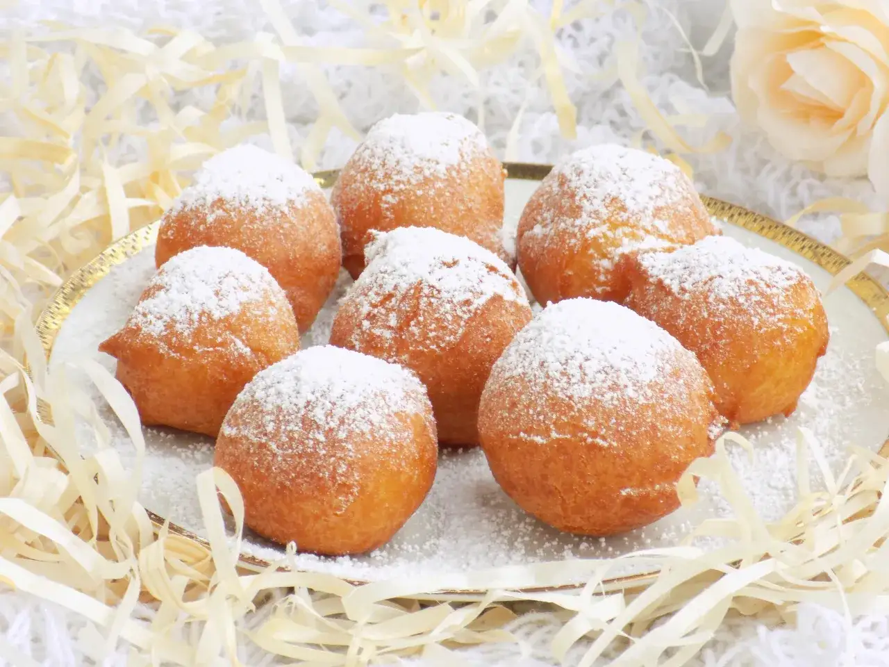 Puszyste paczki z serka homo, posypane cukrem pudrem, wyglądają apetycznie.