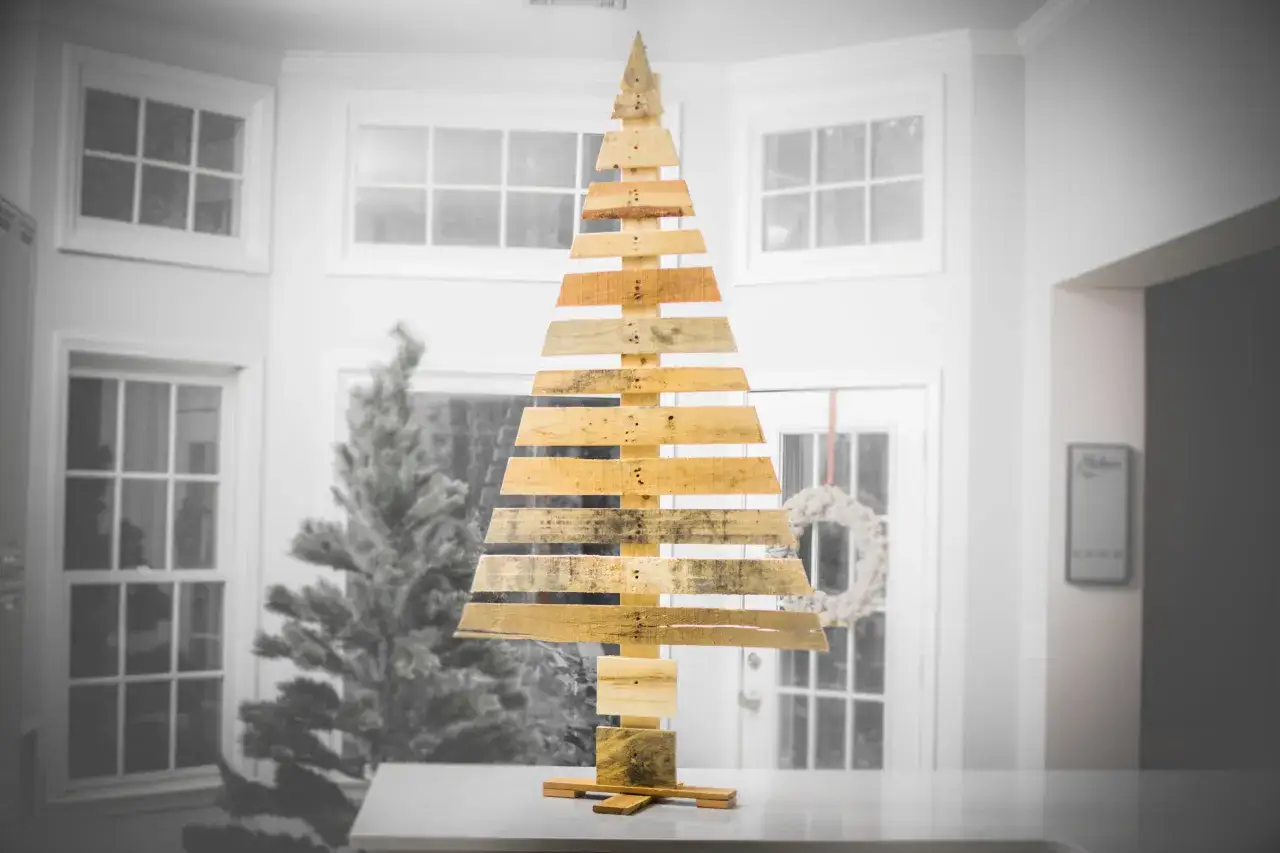 Ein rustikaler Tannenbaum aus Holzlatten, der zum Selbermachen einl&auml;dt. Perfekt f&uuml;r eine DIY-Weihnachtsdekoration.