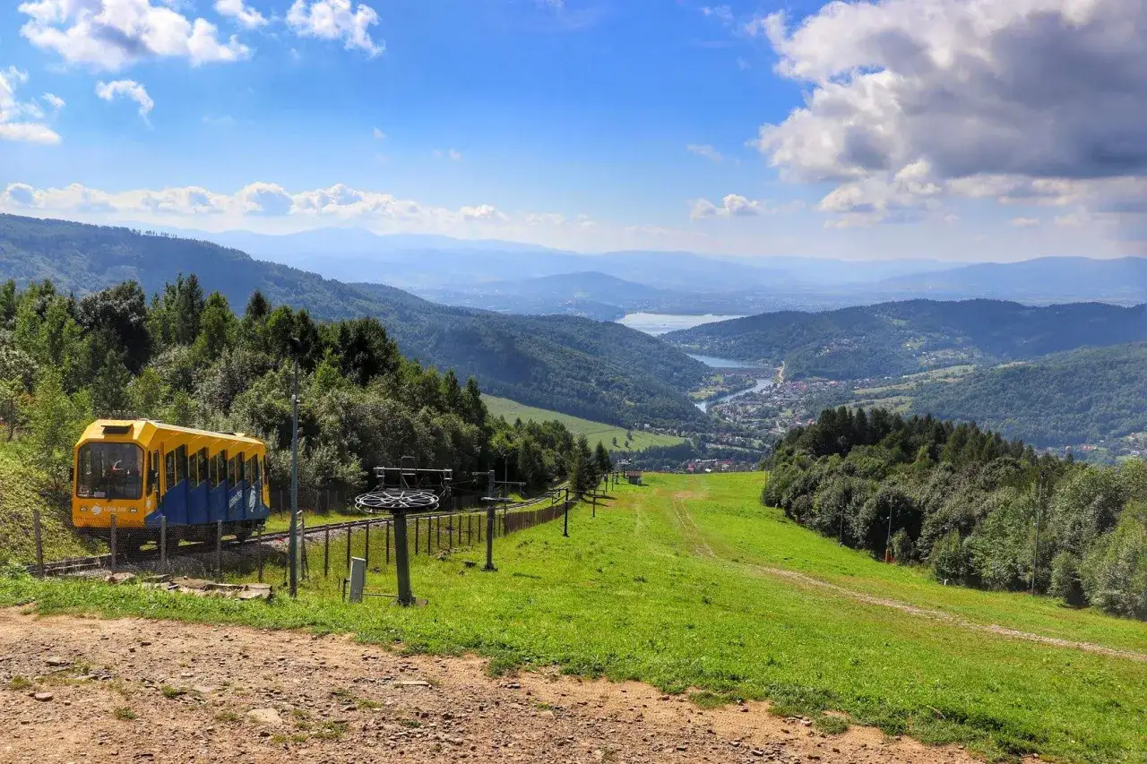 Kolejka na górę Żar, oferująca wspaniałe widoki i atrakcje.