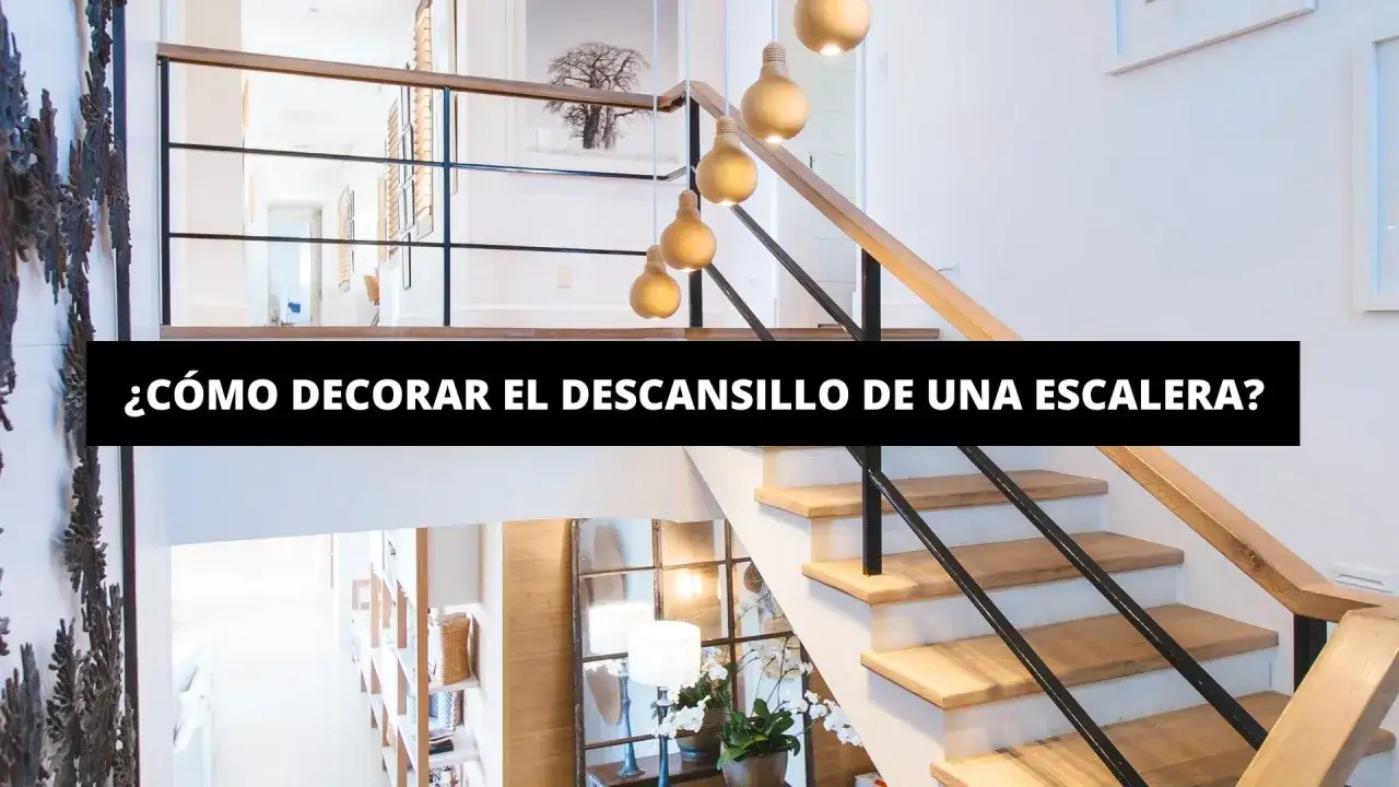 Elegante rellano escalera decoracion con l&aacute;mparas doradas y arte en la pared. El descansillo de la escalera luce moderno y acogedor.