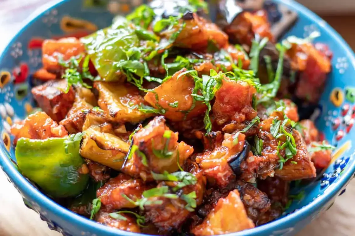 En sk&aring;l med mustig imam bayildi, en klassisk auberginer&auml;tt med tomater och paprika, toppad med f&auml;rska &ouml;rter.