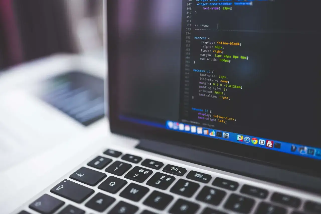Laptop z kodem CSS na ekranie. To idealny widok dla każdego, kto chce dowiedzieć się, jak zostać programistą od zera.