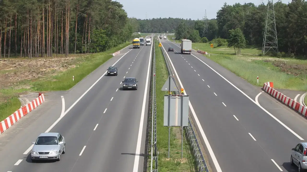 Na autostradzie z wieloma pasami ruchu, gdzie samochody jadą z różną prędkością, pojawia się pytanie: czy na autostradzie można wyprzedzać z prawej strony?