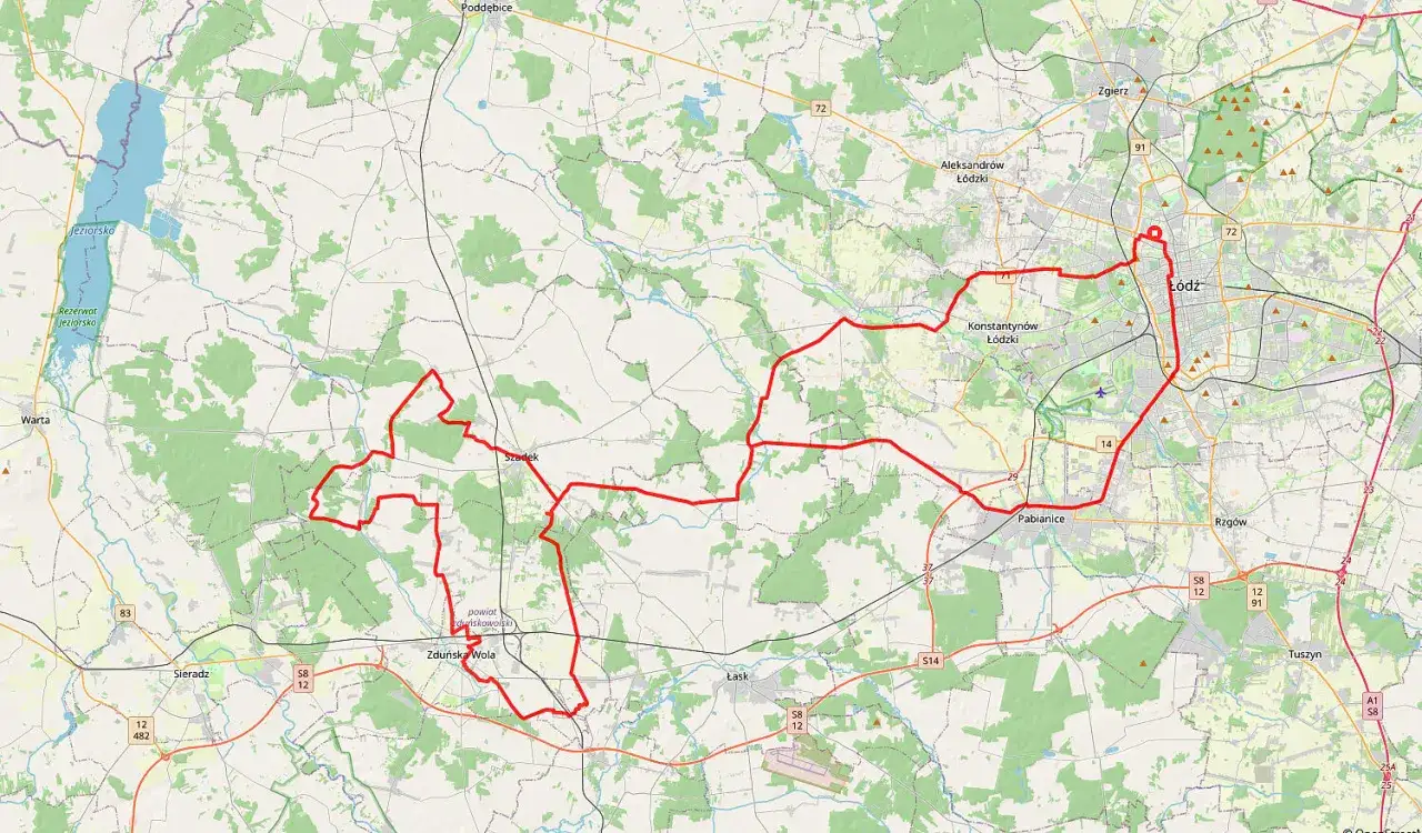 Trasa rowerowa wokół Łodzi, oznaczona jako niebieski szlak rowerowy, prowadzi przez malownicze tereny, w tym Rezerwat Jeziorsko i lasy.