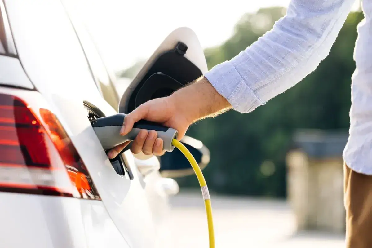 Rozliczenie koszt&oacute;w ładowania samochodu elektrycznego w Polsce