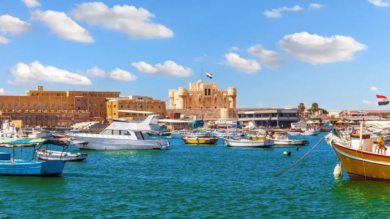 Boote im Hafen von Aleksandria, &Auml;gypten, mit der Zitadelle von Qaitbay im Hintergrund.